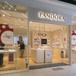Производителот на накит „Pandora“ ја намали прогнозата за раст на продажбата