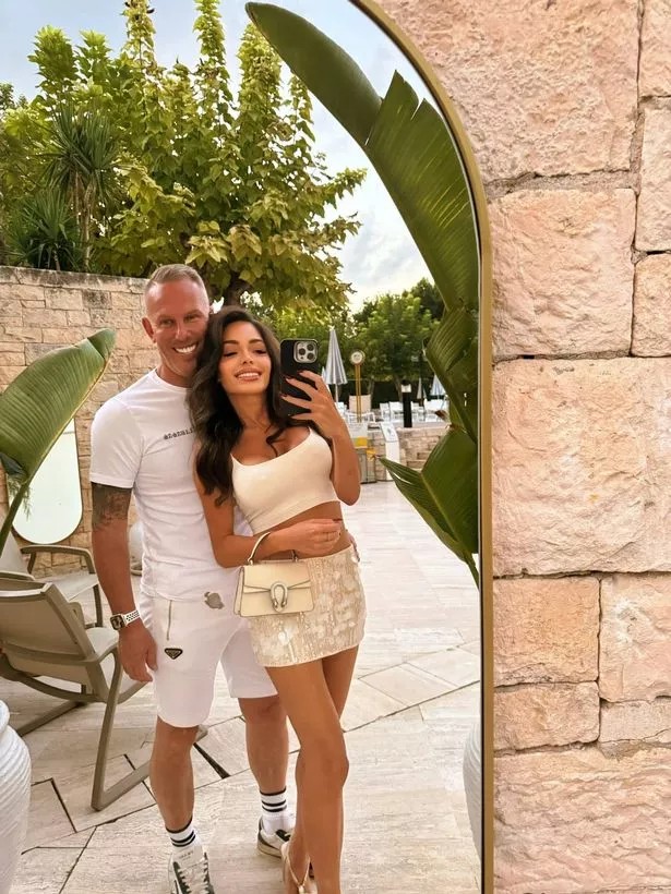 Луѓето ме нарекуваат спонзоруша затоа што излегувам со 62-годишен маж кој ме разгалува – но тоа е љубов што не познава граници