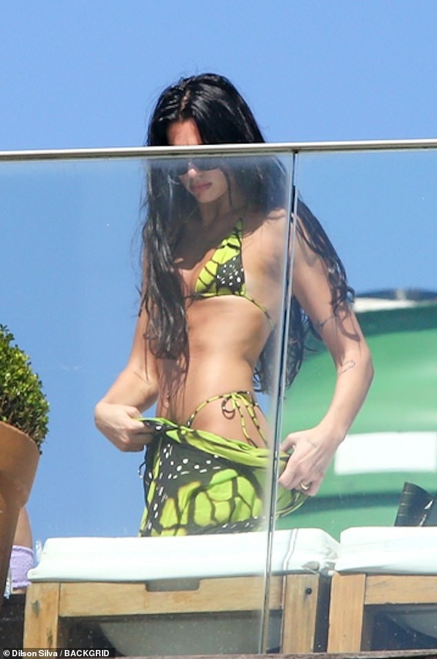 Дуа Липа во минијатурно бикини на базен во Бразил: Здивот ти запира поради оваа провокативна појава