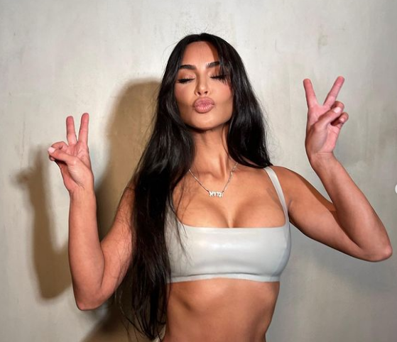 ШОК НА ПРЕМИЕРАТА! Ким Кардашијан во здолниште од кое ѝ се виде сè! (ФОТО)