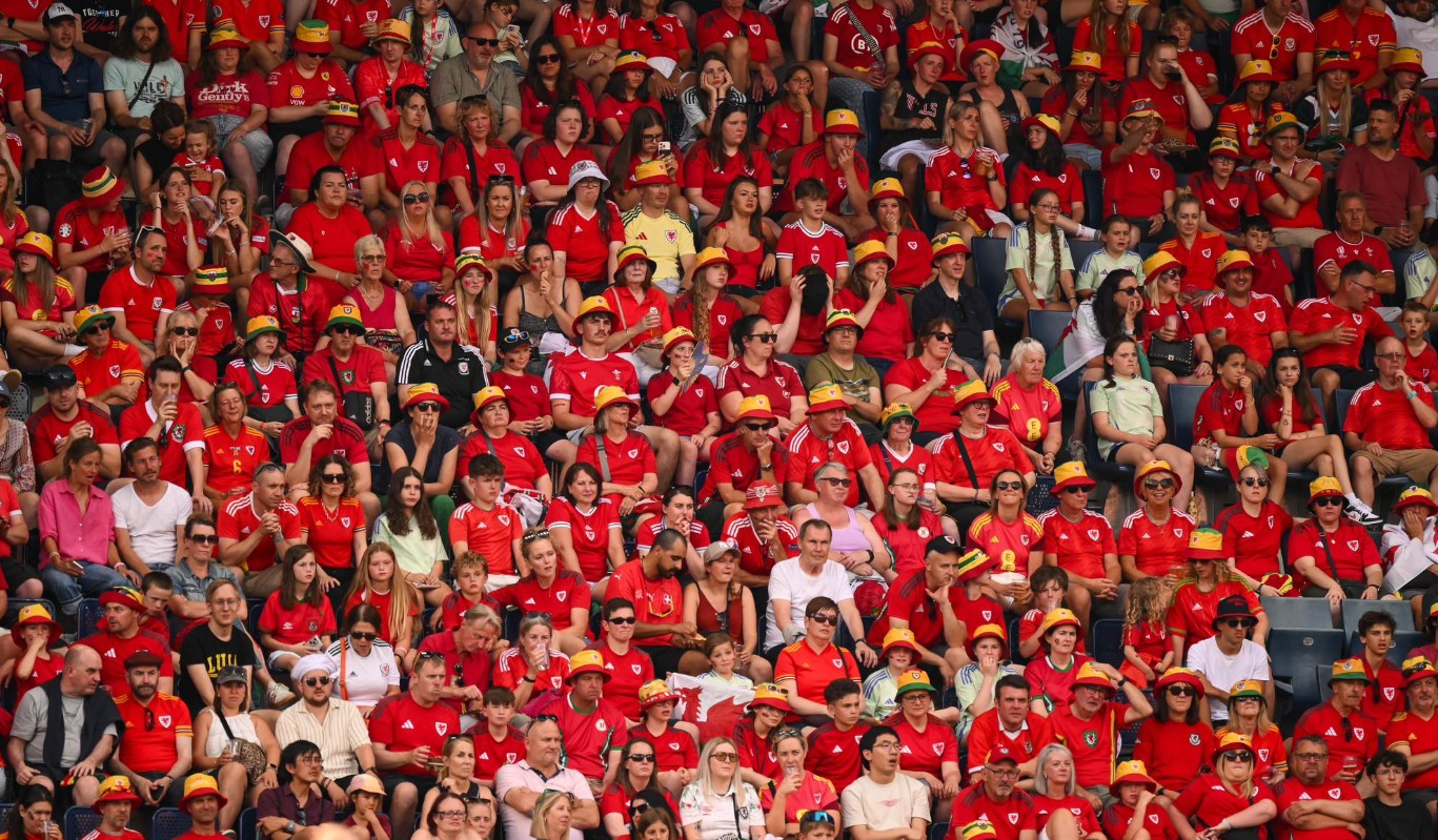 Утре нема да биде лесно: Велс го распродаде стадионот!