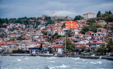 Дожд во котлините, снег на планините и намалување на температурата