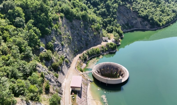 Синергија на природни и инженерски решенија во намалување на климатските ризици кај критичната инфраструктура