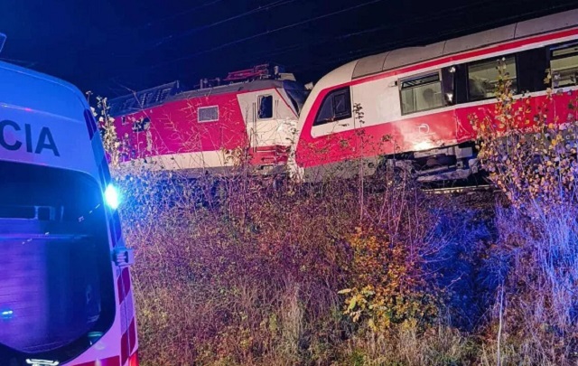 Седумдесет идевет повредени во сударот на возови во Словачка