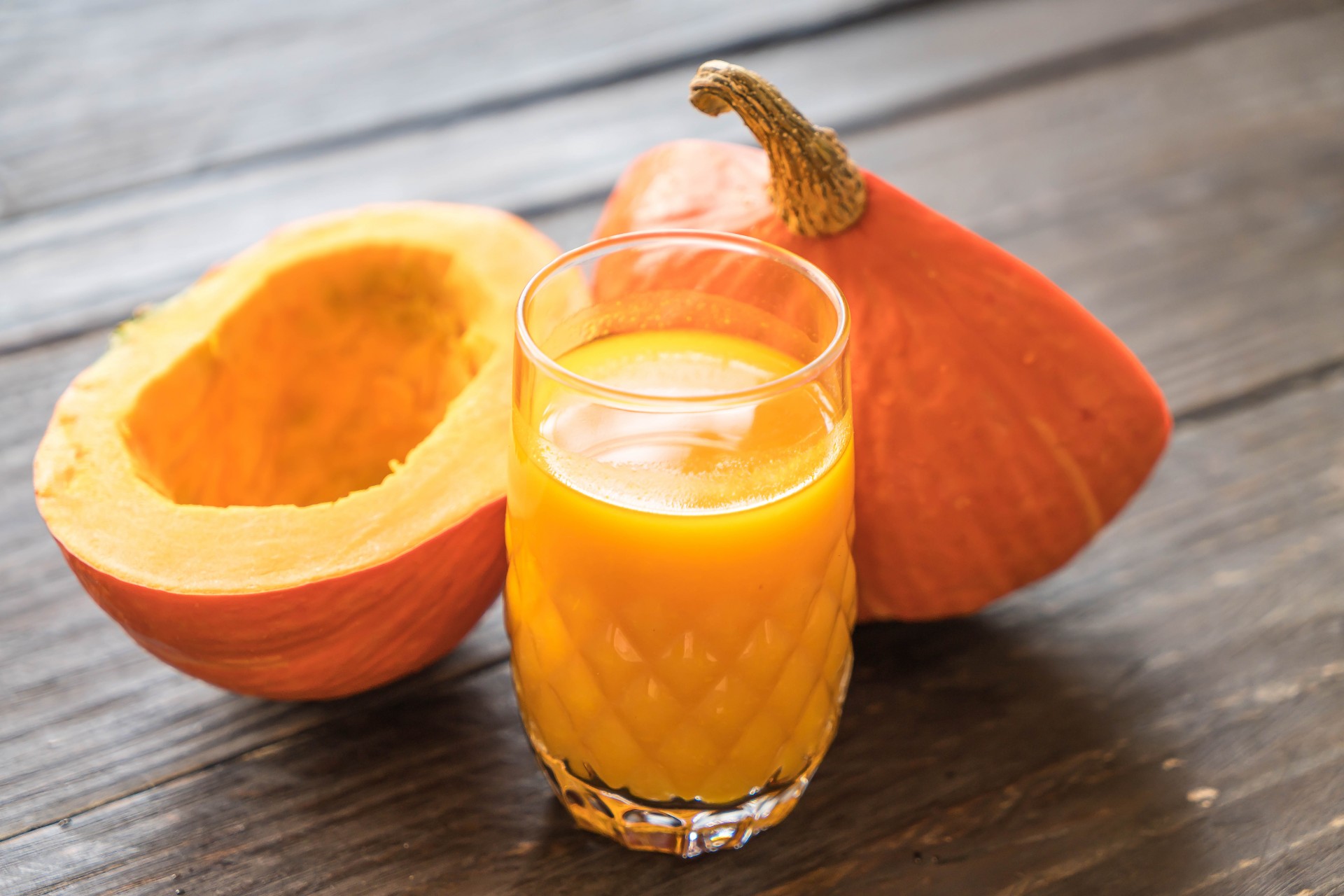 Зошто маските за лице од тиква се хит на есента? Тие се практични, хидрираат и го враќаат сјајот, а воедно ги бришат и брчките и акните