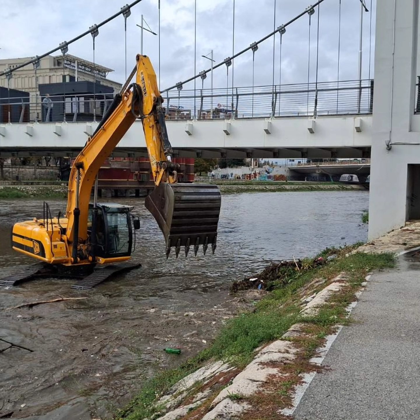 (ВИДЕО) БАГЕРИ ВЛЕГОА ВО ВАРДАР: Се чисти коритото на реката во центарот на градот