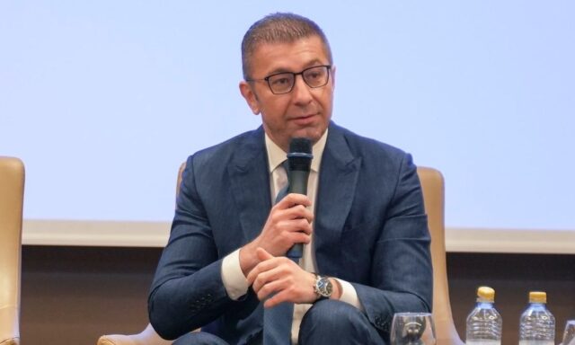 Мицкоски кон младите: Она што го гледате на Инстаграм и ТикТок не е реалноста, тоа е нешто со кое некој сака да изврши притисок врз вас и да создаде лажна реалност