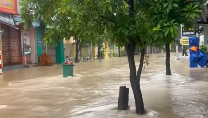 ВИДЕО| Над 90 луѓе загинаа во поплавите во Виетнам