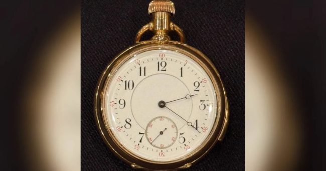 ЗЛАТНИОТ ЧАСОВНИК НА ЕДЕН ОД НАЈБОГАТИТЕ ПАТНИЦИ НА „ТИТАНИК“ ПРОДАДЕН НА АУКЦИЈА ЗА РЕКОРДНИ 1,78 МИЛИОНИ ФУНТИ