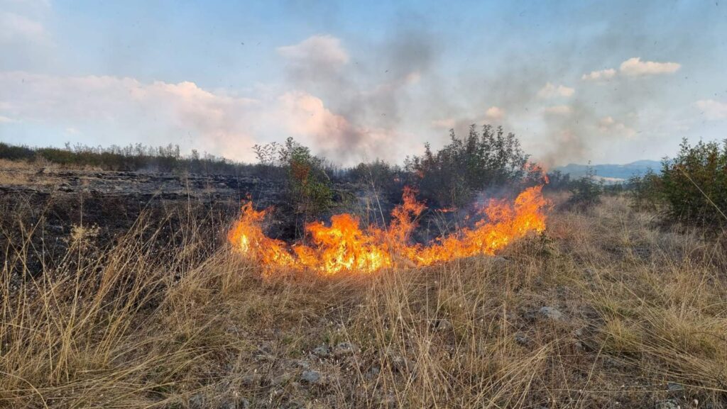 Пожар над селото Арнакија!