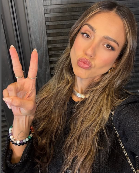 Хит моден тренд: Сите го сакаат, а Џесика Алба го наметна овој стил на сезоната!