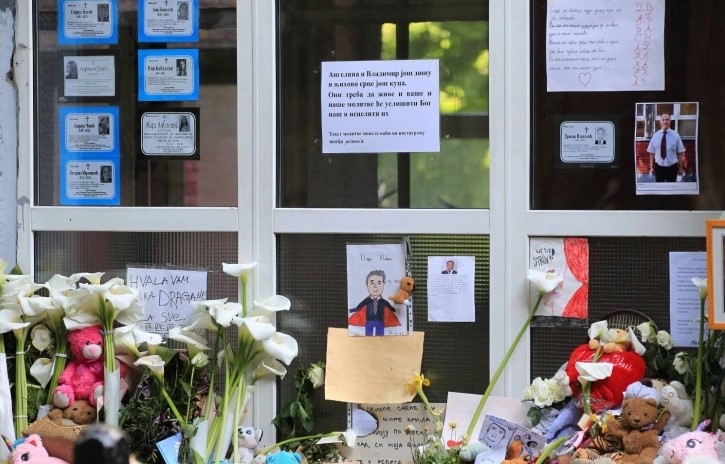 Србија: Укинати пресудите за родителите на момчето кое изврши масовно убиство во училиште