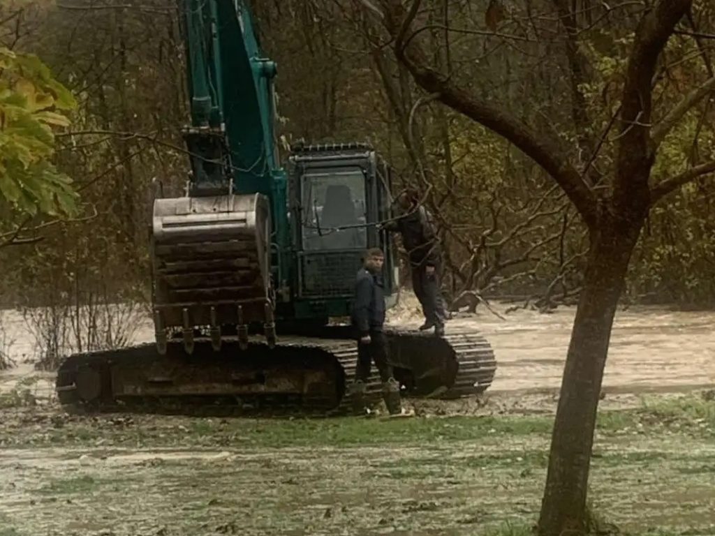 Се санираат критичните точки и се расчистуваат наносите кај мостовите на Пчиња во Старо Нагоричане