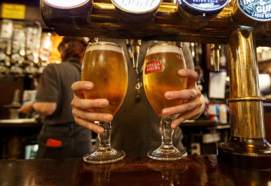 Грција користи дигитални алатки за борба против продажбата на алкохол и тутун на малолетници