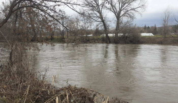 ЦУК: Обилните врнежи предизвикаа излевање на реките, поплавени објекти и одрони