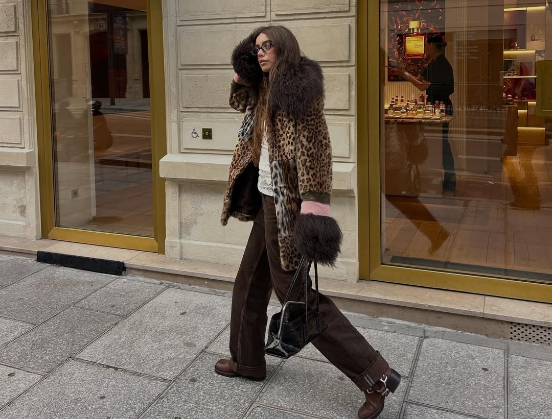 Погледнете како да ги стилизирате кафеавите фармерки