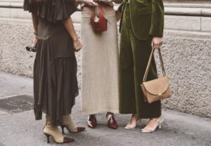 (Фото) Најпосакуваната чанта оваа зима доаѓа во нијанса каква што никој не очекуваше