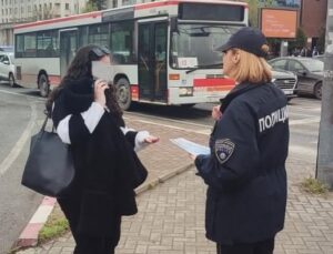 МВР опомена 150 граѓани кои зборуваа на мобилен додека минуваа на пешачки