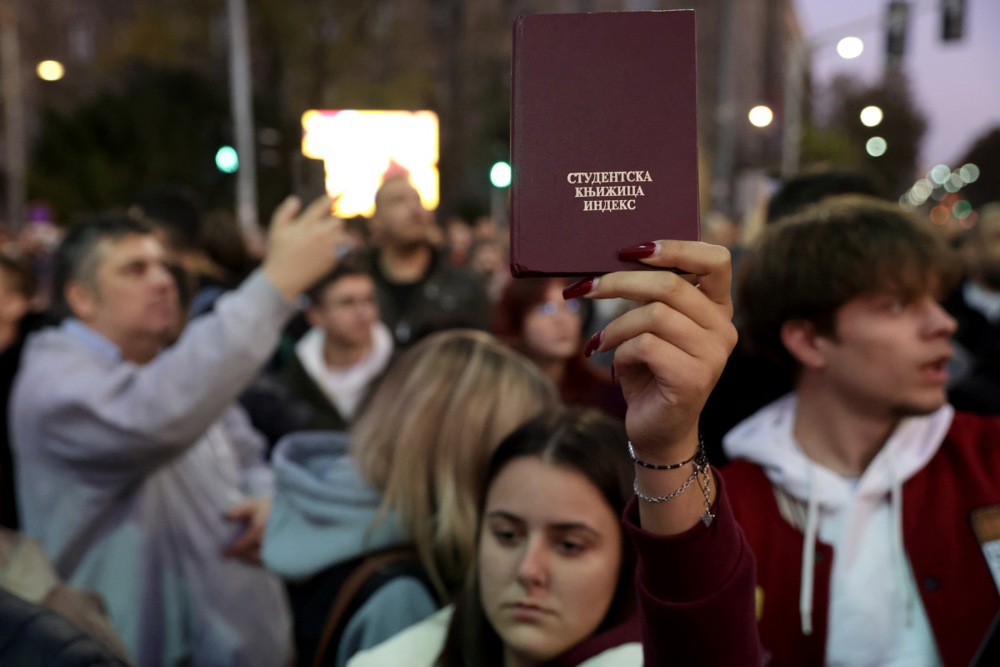 Студентите во Србија пред Генералштабот: „Ќе го браниме со нашите тела“