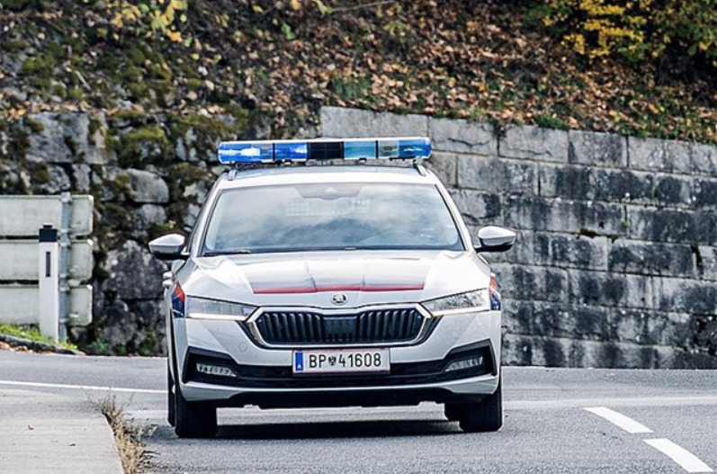 Полицаец им ги откривал на возачите позициите на радарите на WhatsApp