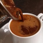 Зошто утринското кафе може да има изненадувачки придобивки за здравјето на срцето