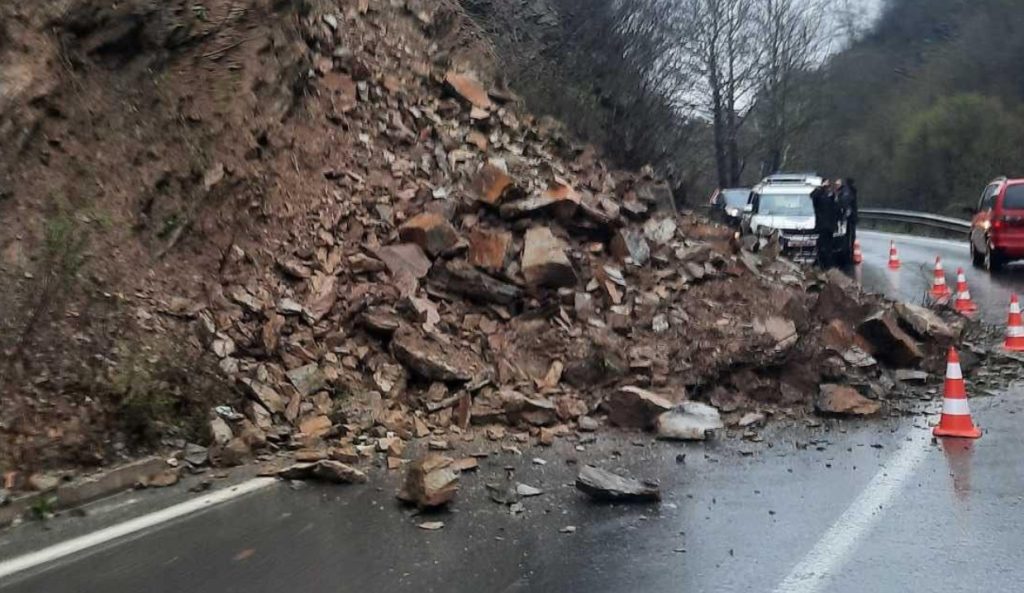 Поради одрон во прекин патот Крива Паланка – Деве Баир