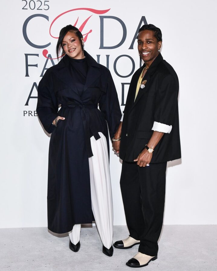 РИАНА СЕ ПОЈАВИ ЗА ПРВ ПАТ НА ЦРВЕНИОТ ТЕПИХ ПО ПОРОДУВАЊЕТО: НЕЈЗИНИОТ партнер воодушеви, а потоа ја понесе титулата МОДНА ИКОНА – нема да најдете подобар стилизиран пар (ФОТО)