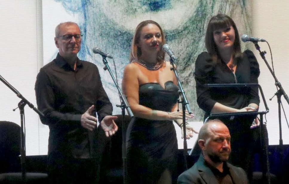 ЈАПОНКА ЈА ВООДУШЕВИ ПУБЛИКАТА СО „КОГА ТЕ НЕМА“ НА КОНЦЕРТОТ ЗА ПАМЕТЕЊЕ ВО ЧЕСТ НА КИРЕ КОСТОВ