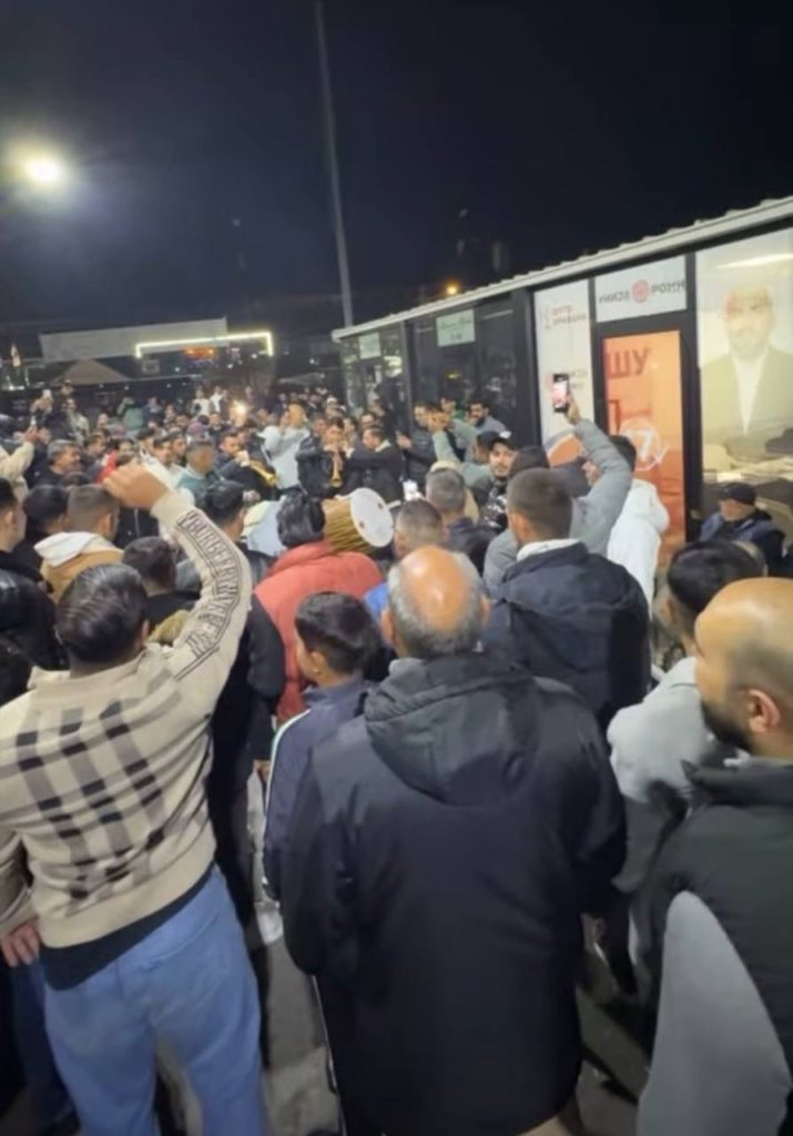 МИТИНГ И ВО ШУТО ОРИЗАРИ: 200 луѓе скандираат и агитираат (ВИДЕО)