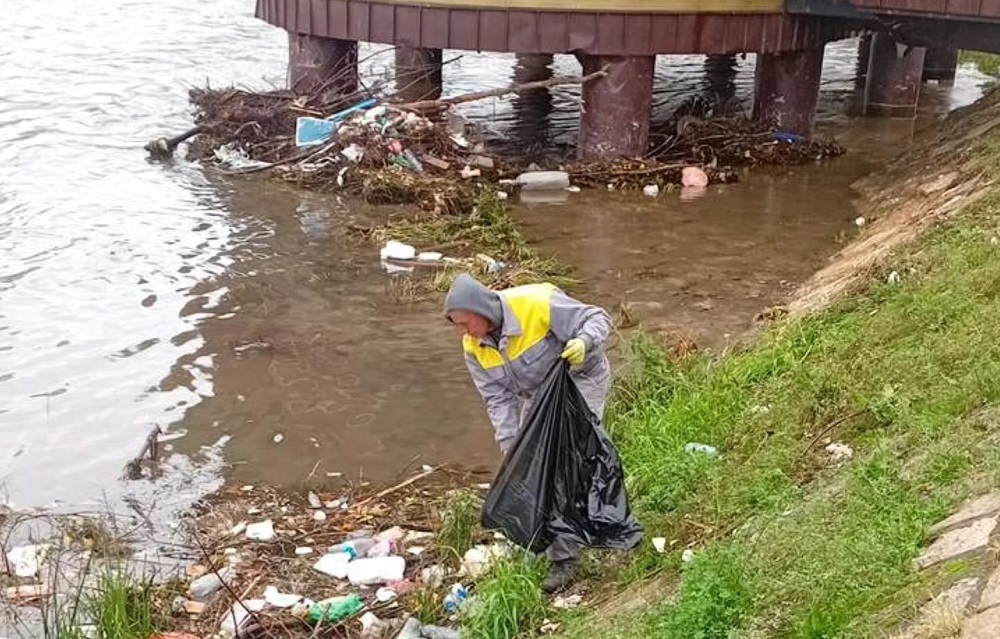 (ФОТО+ВИДЕО) Екипи на „Улици и патишта“ рачно и со механизација ги чистат коритото и кејот на Вардар