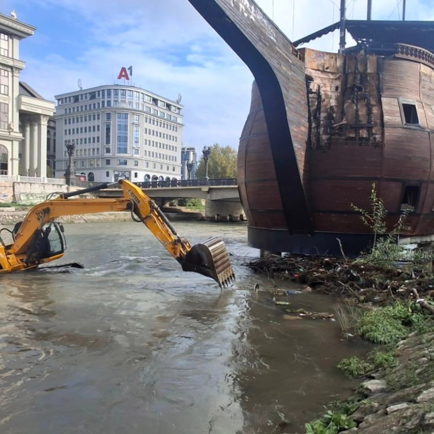 БАГЕРИТЕ ВТОР ДЕН НЕ МОЖАТ ДА ИЗЛЕЗАТ ОД ВАРДАР: Продолжува генералката во Скопје