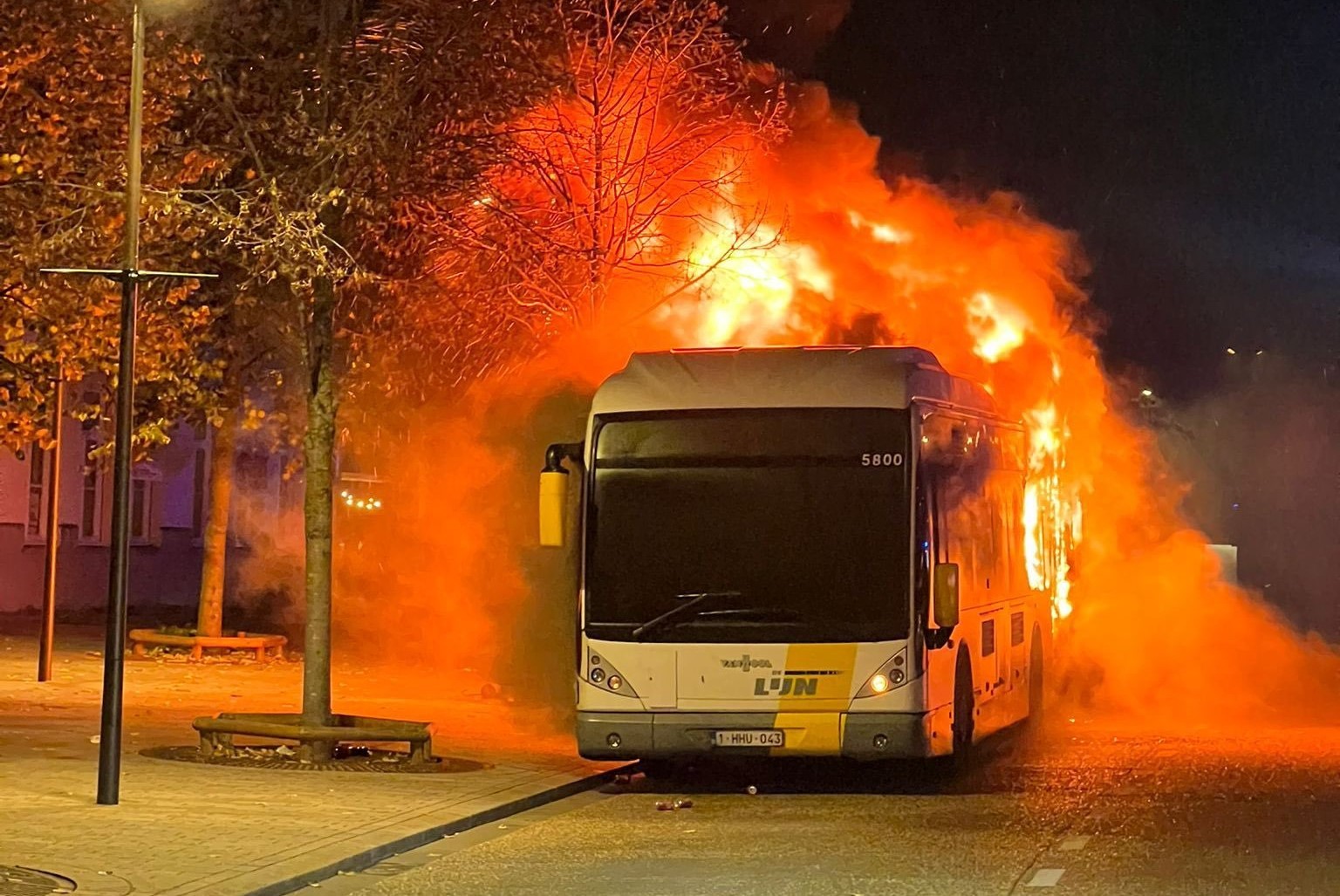 Луди каталонци: Навивачи на Барса го запалија автобусот со кој стигнаа на стадионот во Бриж (ВИДЕО)