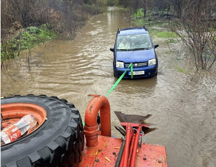 (ФОТО) Извлечен е автомобил со две лица заглавен во реката Пчиња во Старо Нагоричане