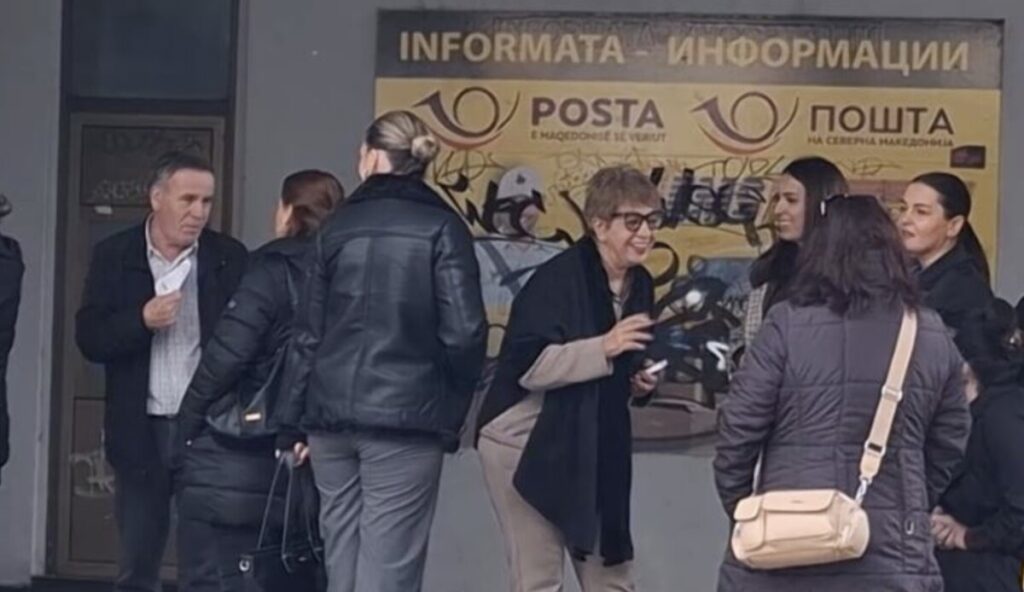 Платите ги добиваат со доцнење! Директорот ги поддржува – вработените во подружницата на Пошта во Тетово на протест