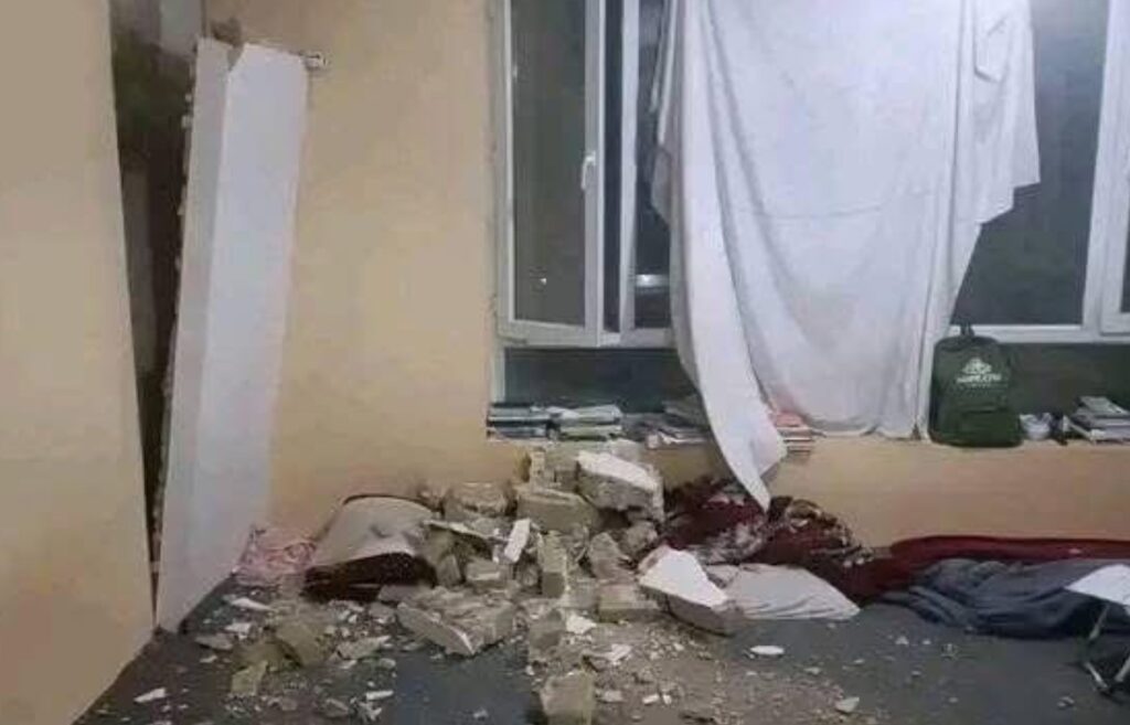 ВИДЕО: Најмалку 20 лица загинаа во разорен земјотрес кој го погоди Авганистан