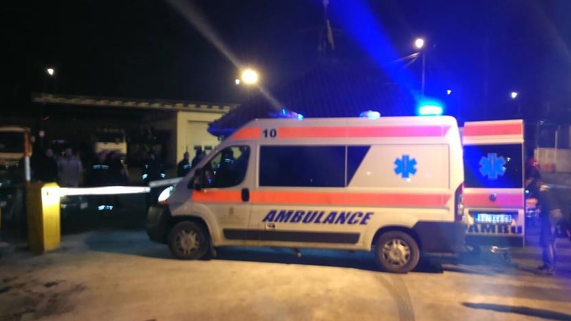 Тешка сообраќајка во Србија: Еден загинат и осум повредени лица во судар на автомобил и автобус