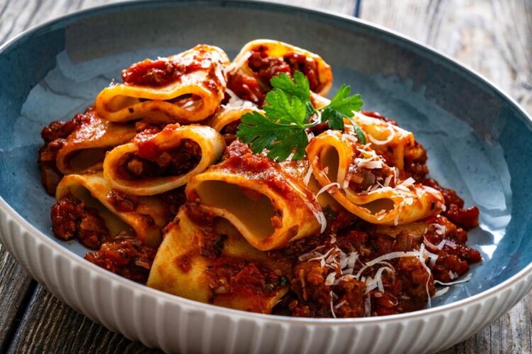 РЕЦЕПТ НА ДЕНОТ: Тестенини со мелено месо готови за 10 минути