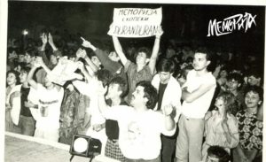 На 25-ти декември – „Меморија“ го затвора кругот со досега невиден концертен времеплов во МКЦ: 24 музичари од сите постави на бендот ќе ротираат на сцената таму каде што се’ започна