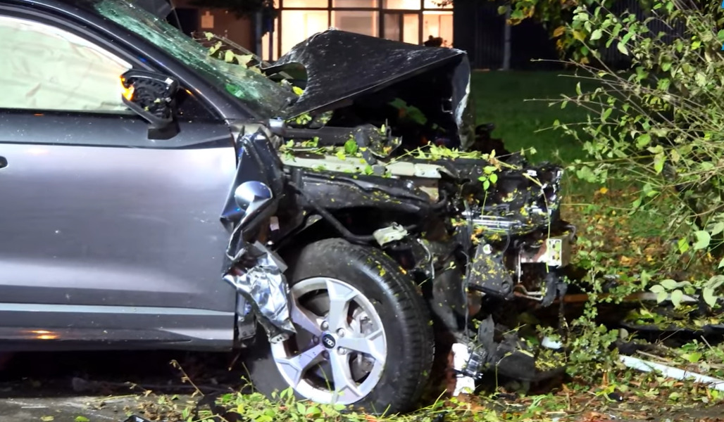 Со БМВ удрил во контејнери и автомобил, па побегнал