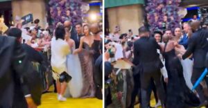 (Видео) Хаос на црвениот тепих: маж ја нападна Аријана Гранде, нејзината колешка реагираше веднаш