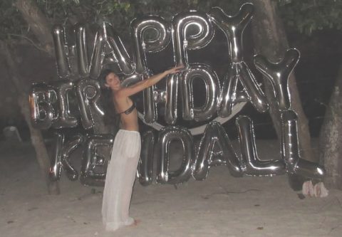 Славната манекенка го слави 30-от роденден пиштол гола на остров со песок како кашмир