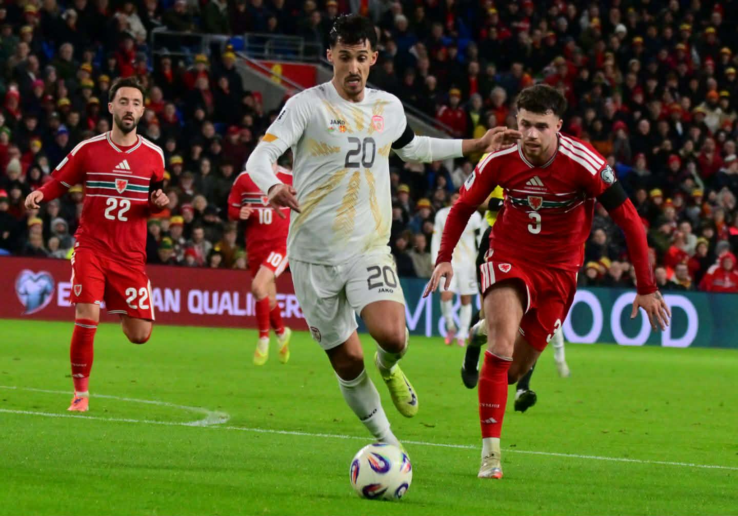 Велс води со 3-1 по првото полувреме во Кардиф
