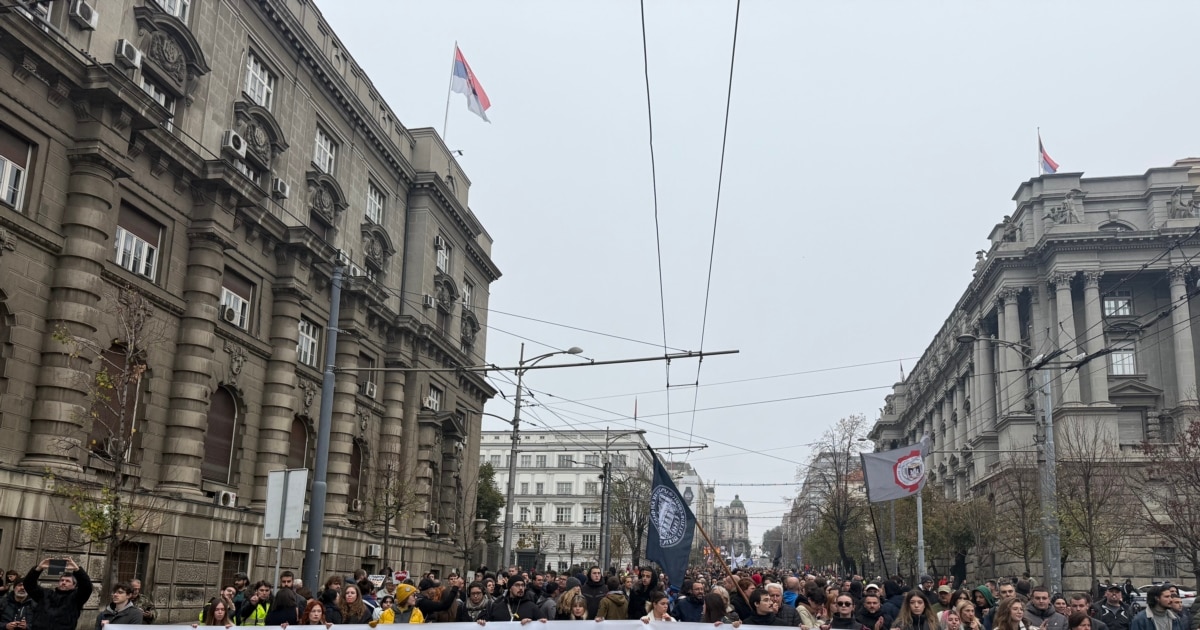 На повик на студентите во блокада, протест против уривањето на Генералштабот во Белград