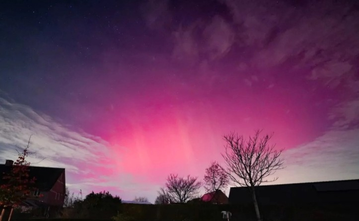 Поларна светлина на небото над северна Белгија и Холандија