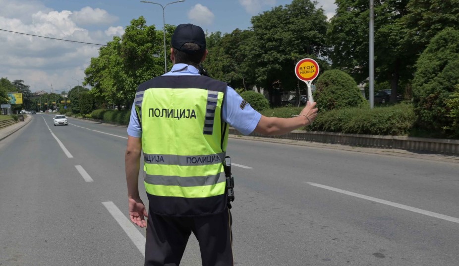 Возач удрил во полицаец кој извршувал службени дејствија во Скопје