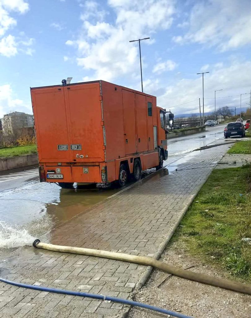 ЕКИПИТЕ НА ОПШТИНСКИТЕ ПРЕТПРИЈАТИЈА НА ТЕРЕН ПО ОБИЛНИТЕ ВРНЕЖИ ОД ДОЖД