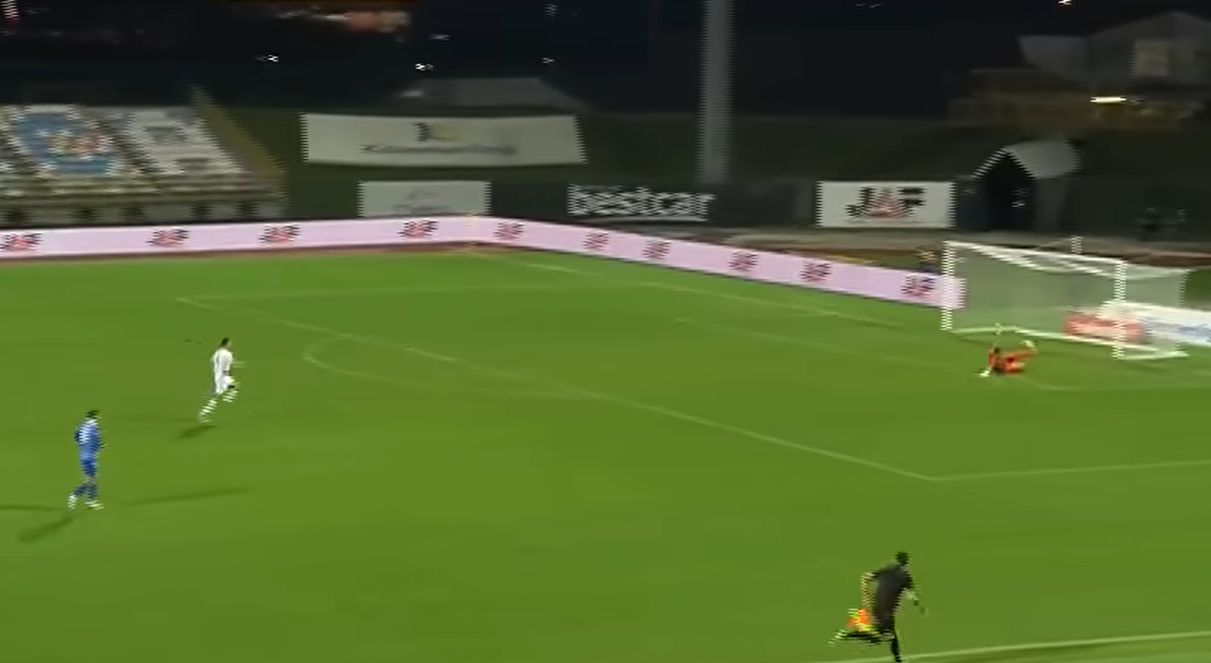 Досега невидено: Си даде автогол од центар! (ВИДЕО)