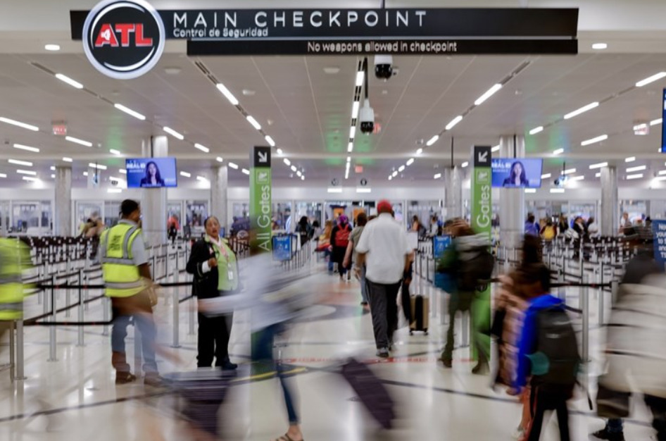 Америка драстично ги намалува летовите поради блокадата на владата