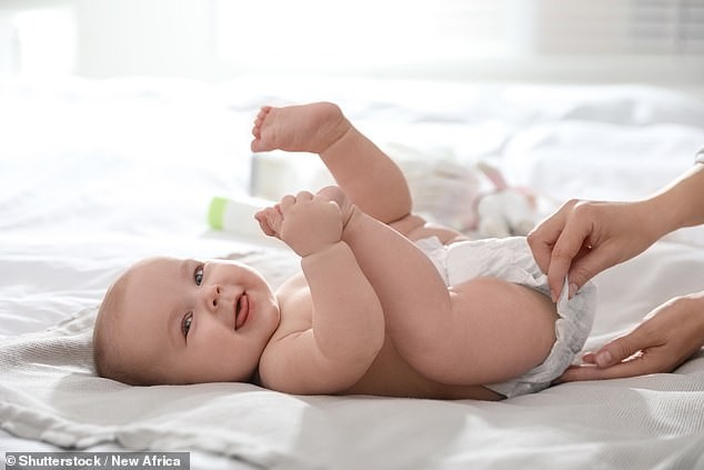 „Родителите треба да бараат ДОЗВОЛА од своите бебиња за да им ја сменат пелената“ – тврдат група „разбудени“ научници