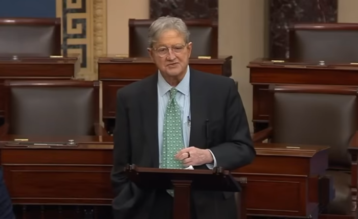 (ВИДЕО) СЕНАТОРОТ КЕНЕДИ ОБЈАСНУВА КАКО БИ-БИ-СИ ЛАЖЕ: „Толку измислуваат, што ме тераат да ја ставам главата во рерна!“